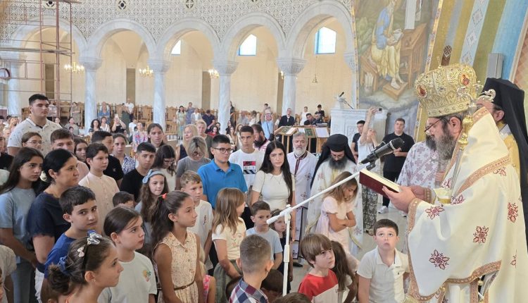 Ο-Αρχιεπίσκοπος-Αλβανίας-Ιωάννης-ευλόγησε-μαθητές-για-τη-νέα-σχολική-χρονιά