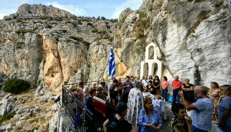 Ναύπλιο:-Εορτάζει-το-εκκλησάκι-της-Παναγίας-που-είναι-χτισμένο-στα-βράχια-της-Καραθώνας