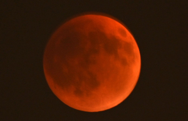 Ματωμένο-Φεγγάρι:-Εντυπωσιακές-εικόνες-από-την-όλικη-έκλειψη-Σελήνης