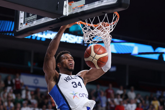 Παγκόσμια-υπόκλιση-στον-Γιάννη-Αντετοκούνμπο-μετά-το-μυθικό-παιχνίδι-με-το-Ισραήλ-–-«Ο-καλύτερος-παίκτης-στον-κόσμο»