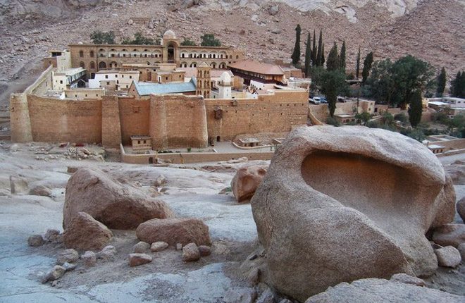 Κρίση-στη-Μονή-Σινά:-Αναμονή-για-τη-διαδοχή-νέου-Ηγουμένου-–-Η-τοποθέτηση-του-Πατριαρχείου-Ιεροσολύμων-και-οι-χειρισμοί-της-Πολιτείας