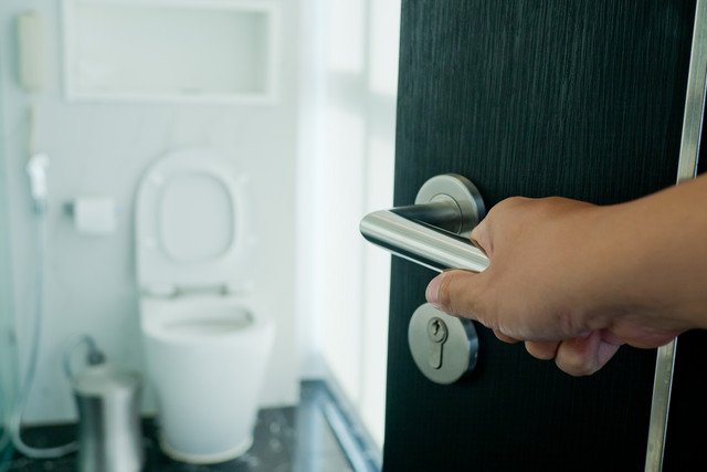 Αυτή-η-συνήθεια-στην-τουαλέτα-αυξάνει-το-κίνδυνο-για-αιμορροΐδες