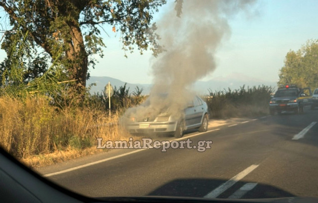 Φωτιά-σε-αυτοκίνητο-στην-εθνική-οδό-Λαμίας-–-Καρπενησίου