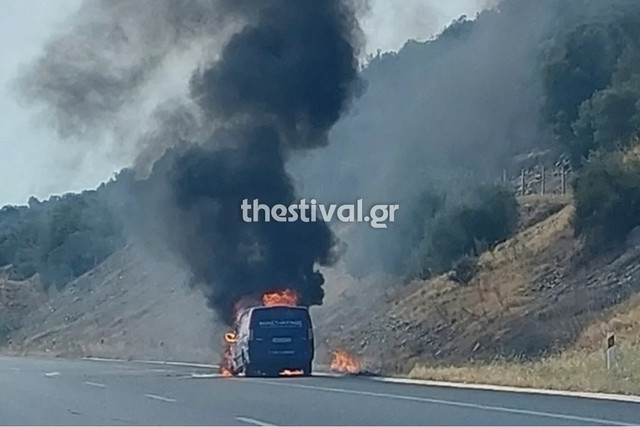 «Λαμπάδιασε»-φορτηγό-στην-Εγνατία-Οδό-–-Η-φωτιά-επεκτάθηκε-σε-θάμνους