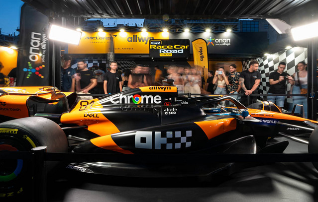 Ουρές-για-το showcar της mclaren f1 team που-έφερε-ο-ΟΠΑΠ-στη-Θεσσαλονίκη