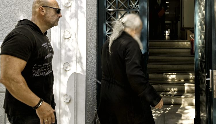 Μέγα-Σπήλαιο-Καλαβρύτων:-Βυζαντινές-εικόνες-και-Ευαγγέλια-σε-τιμή-ευκαιρίας-–-Ο-ηγούμενος-σε-ρόλο-πωλητή,-εγκέφαλος-της-σπείρας-ο-69χρονος-μεσάζων-–-ertnews.gr