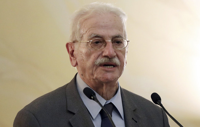 Θλίψη-στην-κηδεία-του-Νικόλαου-Παπαδάκη-–-«Αφιέρωσε-όλη-του-τη-ζωή-στο-έργο-του-και-την-κληρονομιά-του»