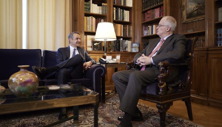 Μητσοτάκης-σε-Τασούλα:-Μειώνουμε-τους-φόρους-και-αυξάνουμε-τους-μισθούς