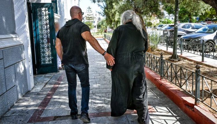 Οι-ανώνυμες-καταγγελίες,-ο-σεσημασμένος-«Τζάκσον»-και-ο-Θανάσης-ήταν-η-άκρη-στο-«κουβάρι»-της-υπόθεσης-εμπορίας-βυζαντινών-κειμηλίων-στα-Καλάβρυτα-–-ertnews.gr