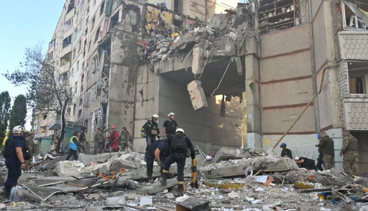 Ρωσικό-πλήγμα-με-πάνω-από-είκοσι-νεκρούς-σε-χωριό-στην-αν.-Ουκρανία