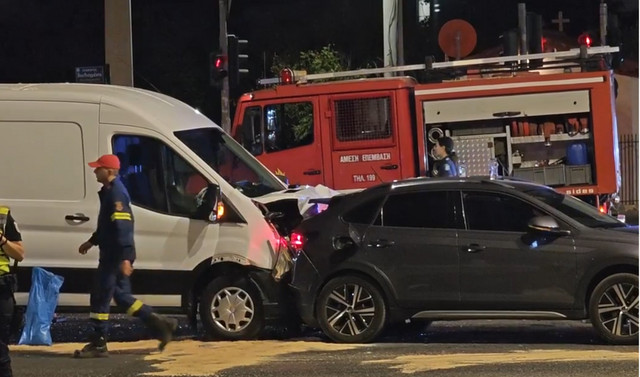 Σύγκρουση-οχημάτων-στην-λεωφόρο-Βουλιαγμένης-με-έναν-τραυματία-–-Προσωρινή-διακοπή-της-κυκλοφορίας-στη-δεξιά-λωρίδα