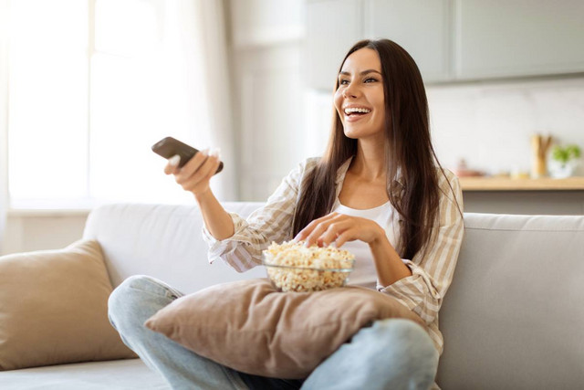 Γιατί-βλέπουμε-και-ξαναβλέπουμε-τις-ίδιες-σειρές-–-Πώς-μας-βοηθούν-ψυχολογικά