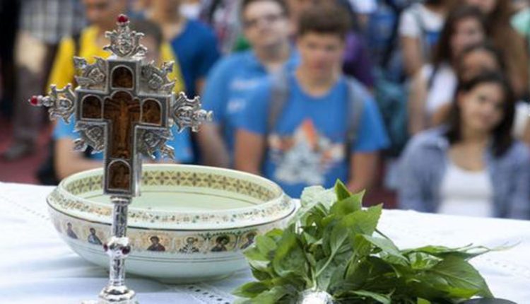 Με-Αγιασμό-το-πρώτο-κουδούνι-στα-σχολεία-της-χώρας