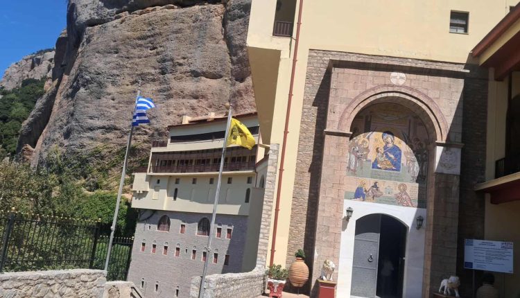 Έρευνες-της-ΕΛΑΣ-στη-Μονή-Μεγάλου-Σπηλαίου-για-τους-ισχυρισμούς-του-ηγουμένου-περί-θαμμένου-αγάλματος-μεγάλης-αξίας-–-ertnews.gr