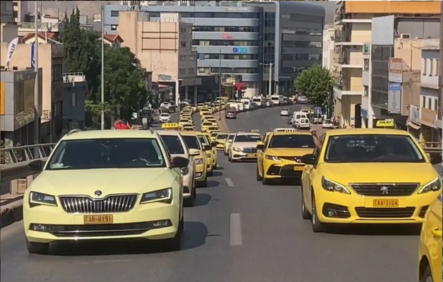 Αυτοκινητοπομπή-ταξί-«παρέλυσε»-την-Αθήνα-–-Πλήθος-οχημάτων-στο-υπουργείο-Μεταφορών