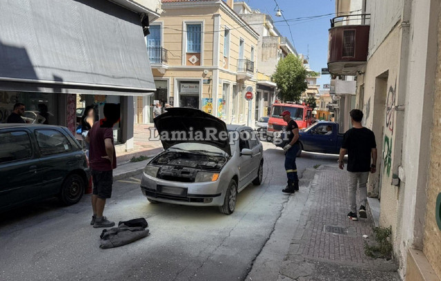 Αυτοκίνητο-έπιασε-φωτιά-εν-κινήσει-στο-κέντρο-της-Λαμίας