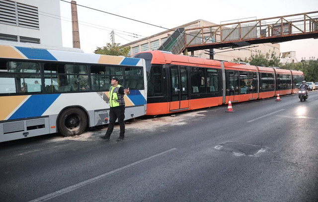 Τυχερός-ή-άτυχος:-Επιβάτης-ήταν-και-στο-ατύχημα-με-τα-δύο-λεωφορεία-στη-Βούλα-–-Περιγράφει-το-τρακάρισμα-με-το-τραμ