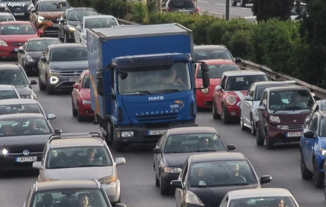 Κίνηση-τώρα:-Σοβαρό-πρόβλημα-στην-Κηφισίας-εξαιτίας-υλικών-που-έπεσαν-στο-οδόστρωμα-από-φορτηγό