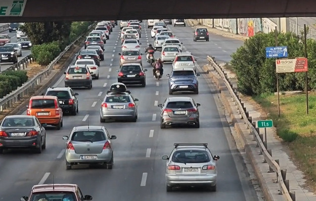 Κίνηση-τώρα:-Κόλαση-στον-Κηφισό,-φορτηγό-συγκρούστηκε-με-μοτοσικλέτα