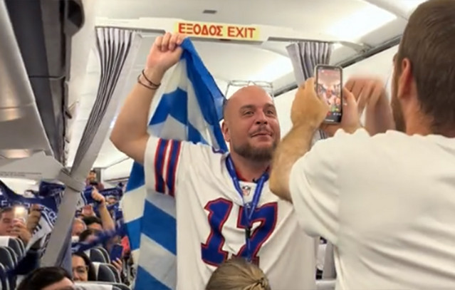 Αναχώρησαν-για-τη-Ρίγα-οι-Έλληνες-φίλαθλοι-–-Πανηγυρικό-το-κλίμα-λίγο-πριν-τον-μεγάλο-αγώνα-με-την-Τουρκία