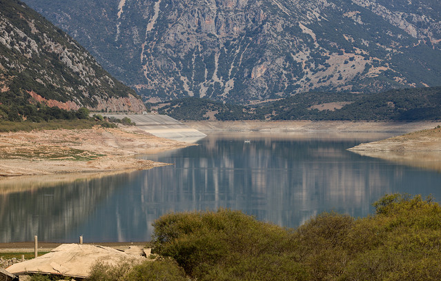 Στερεύει-η-λίμνη-του-Μόρνου:-Έχει-τη-μικρότερη-έκταση-των-τελευταίων-τουλάχιστον-10-ετών
