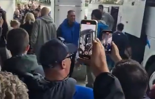 Θερμή-υποδοχή-στο-ξενοδοχείο-όπου-διαμένει-η-Εθνική-μπάσκετ-από-τους-Έλληνες-φιλάθλους-στη-Ρίγα