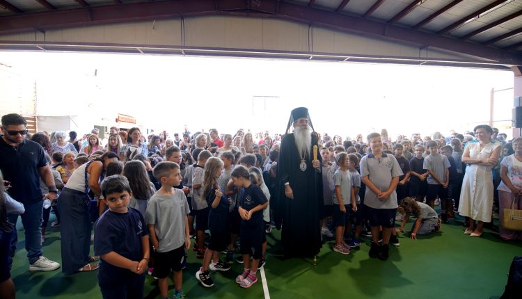 Ο-Αγιασμός-για-την-έναρξη-της-σχολικής-χρονιάς-στα-Εκπαιδευτήρια-της-ΙΜ.-Πειραιώς,-από-τον-Μητροπολίτη-Σεραφείμ