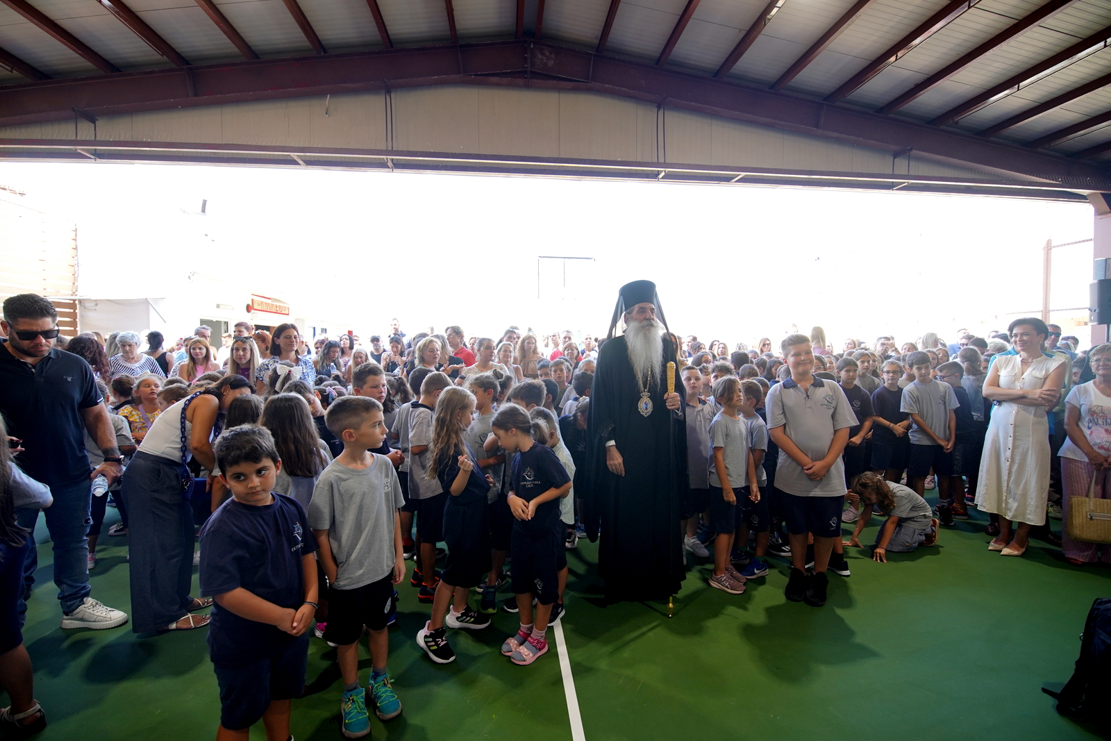 Ο-Αγιασμός-για-την-έναρξη-της-σχολικής-χρονιάς-στα-Εκπαιδευτήρια-της-ΙΜ.-Πειραιώς,-από-τον-Μητροπολίτη-Σεραφείμ