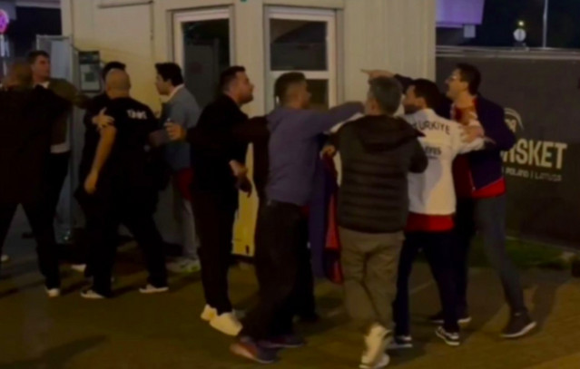 eurobasket-2025:-Ένταση-ανάμεσα-σε-Έλληνες-και-Τούρκους-φιλάθλους-μετά-τον-ημιτελικό