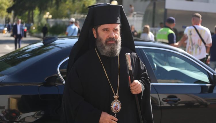 Στο-Αλβανικό-Κοινοβούλιο-ο-Αρχιεπίσκοπος-Ιωάννης