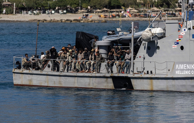 Σήμα-κινδύνου-από-το-Λιμενικό-για-το-μεταναστευτικό-στην-Κρήτη:-«Δραματική-εικόνα-στην-Αγυιά-–-Ένας-λιμενικός-για-100-κρατούμενους»