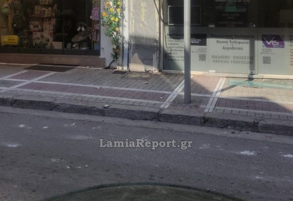 Πανικός-στη-Λαμία:-Σοβάδες-και-μπετόν-έπεσαν-δίπλα-σε-πολυσύχναστο-δρόμο-–-Από-τύχη-δεν-υπήρξε-τραυματισμός