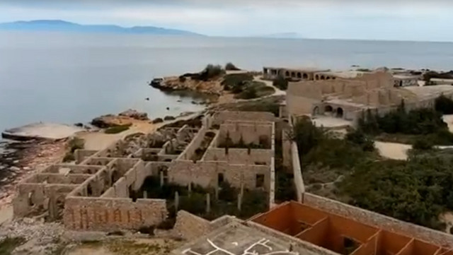 Πότε-θα-γκρεμιστεί-το-ξενοδοχείο-–-«φάντασμα»-στην-πανέμορφη-παραλία-Αλυκό-στη-Νάξο