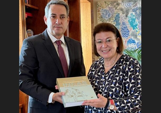 Υπέρ-της-επανένωσης-των-Γλυπτών-του-Παρθενώνα-ο-Πρέσβης-του-Περού-στην-Ελλάδα