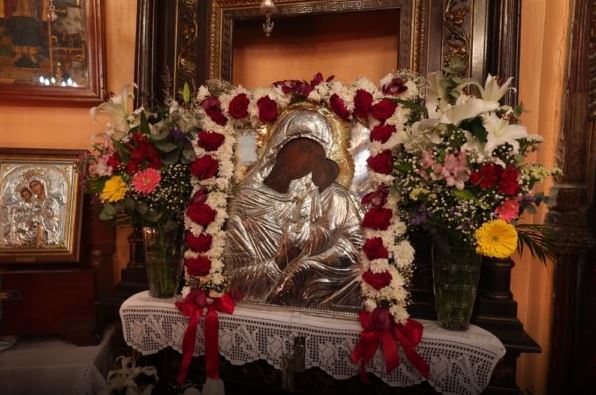 Σίκινος:-Ιερόσυλοι-έκλεψαν-τα-τάματα-από-την-εικόνα-της-Παναγίας-Παντάνασσας