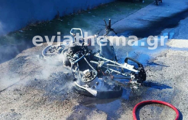 Χαλκίδα:-Νεκρός-33χρονος-μοτοσικλετιστής-–-Έπεσε-σε-ΙΧ-που-έκανε-αναστροφή-και-εκσφενδονίστηκε-150-μετά-τη-σύγκρουση