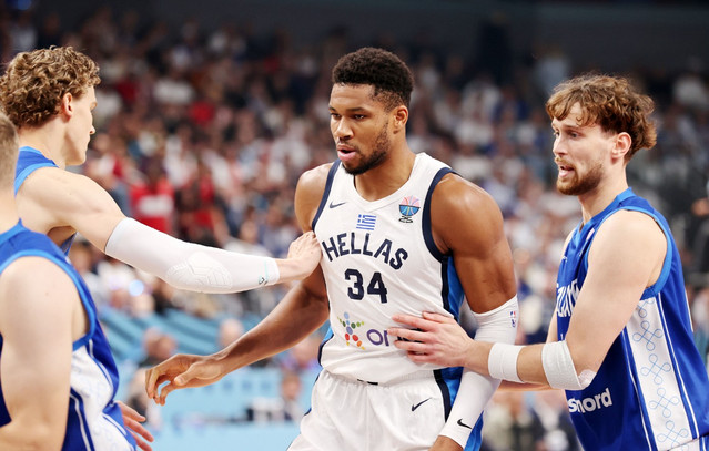 Ελλάδα-–-Φινλανδία:-Τρομοκρατεί-τους-αντιπάλους-ο-Αντετοκούνμπο-με-καρφώματα-και-μπλοκ-–-Οι-αναρτήσεις-της-fiba
