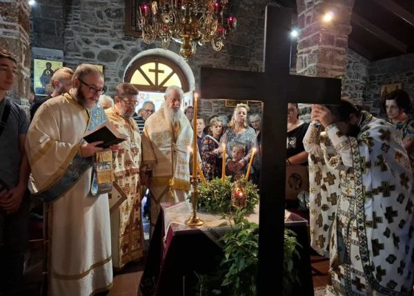 Η-Ύψωση-του-Τιμίου-Σταυρού-στην-Ιερά-Μονή-Αγίου-Χαραλάμπους-Λευκών-Αυλωναρίου