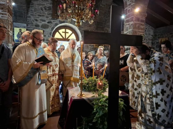 Η-Ύψωση-του-Τιμίου-Σταυρού-στην-Ιερά-Μονή-Αγίου-Χαραλάμπους-Λευκών-Αυλωναρίου