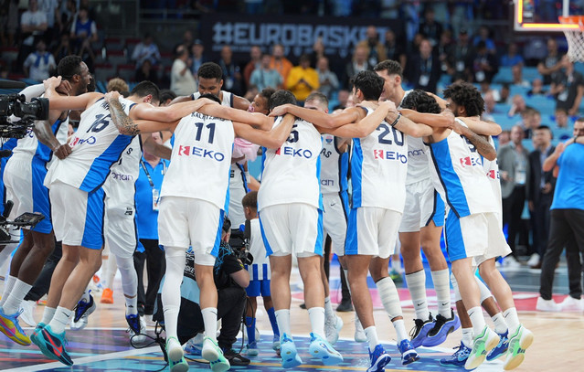 eurobasket-2025:-Ο-χορός-των-παικτών-της-Εθνικής-Ελλάδας-για-το-χάλκινο-μετάλλιο