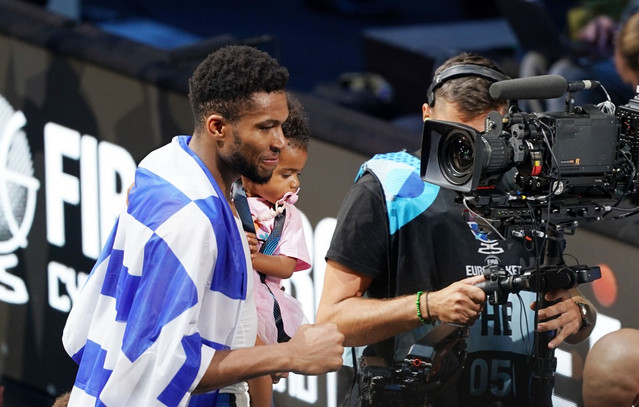 eurobasket-2025:-Δάκρυσε-ο-Γιάννης-Αντετοκούνμπο-μετά-την-απονομή-του-χάλκινου-μεταλλίου