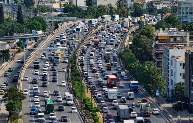 Κίνηση-τώρα:-Μποτιλιάρισμα-χιλιομέτρων-στον-Κηφισό-μετά-από-σύγκρουση-τριών-οχημάτων