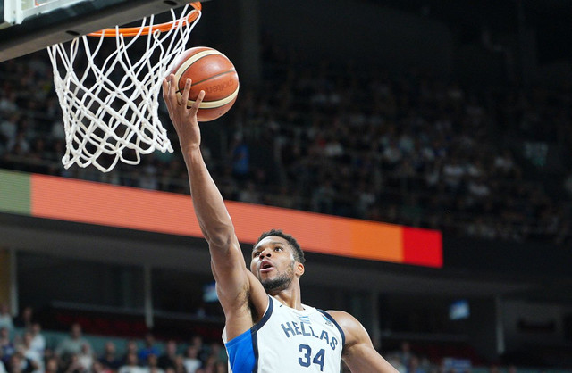 Ο-Γιάννης-Αντετοκούνμπο-είχε-έναν-(ακόμη)-πολύ-σοβαρό-λόγο-να-κερδίσει-ειδικά-χθες-το-μετάλλιο-και-ακούει-στο-όνομα-Εύα