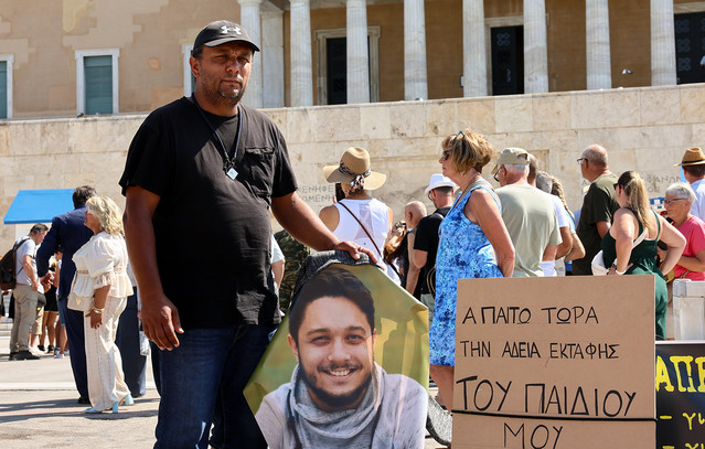 Πατέρα-θύματος-της-τραγωδίας-των-Τεμπών-ξεκίνησε-απεργία-πείνας-και-δίψας-στο-Σύνταγμα