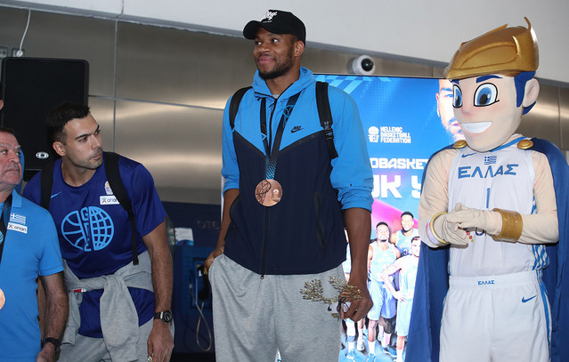 Υποδοχή-ηρώων-για-τη-χάλκινη-Εθνική-Ομάδα-Μπάσκετ-στο-αεροδρόμιο