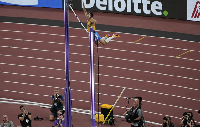 «Πέταξε»-ο-Μόντο-Ντουπλάντις-–-Νέο-παγκόσμιο-ρεκόρ-στο-άλμα-επί-κοντώ-με-6,30μ.