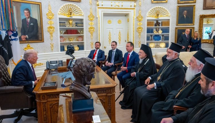 Οικουμενικός-Πατριάρχης-προς-Τραμπ:-«Επιβιώνουμε-και-συνεχίζουμε-να-εκπληρώνουμε-την-αποστολή-μας»-–-Σε-θερμό-κλίμα-η-συνάντηση