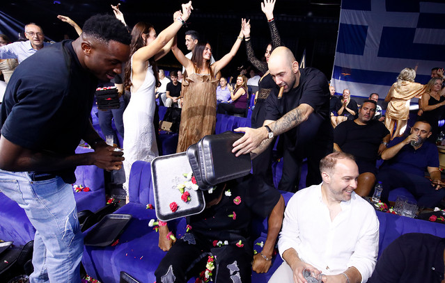 Στα-μπουζούκια-η-Εθνική-μπάσκετ-για-το-χάλκινο-–-Οι-χοροί-και-το-τρελό-κέφι-των-Αντετοκούνμπο-Σπανούλη-στον-Θοδωρή-Φέρρη