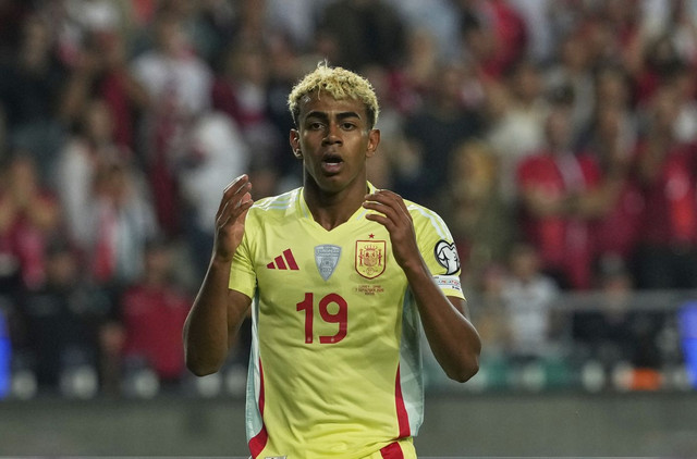 Όλα-τα-περιμέναμε,-αλλά-ότι-θα-βλέπαμε-τον-Λαμίν-Γιαμάλ-αγκαλιά-με-τη-Σίσσυ-Χρηστίδου-όχι