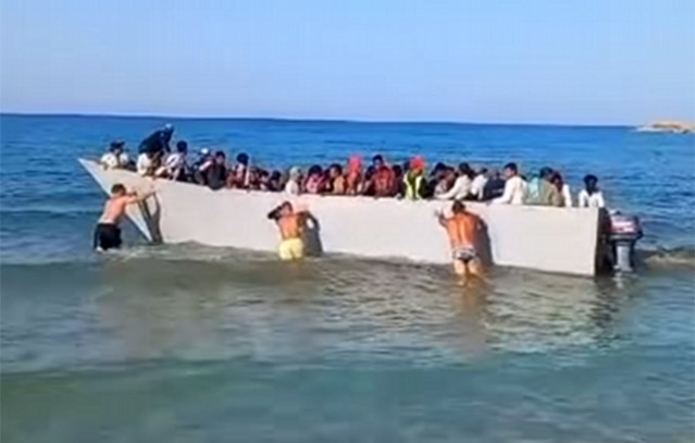 Τι-συνέβη-τελικά-με-τη-βάρκα-γεμάτη-μετανάστες-που-έφτασε-στην-παραλία-Σαρακήνικο-στη-Γαύδο-–-Η-μαρτυρία-λουόμενου-που-ήταν-εκεί